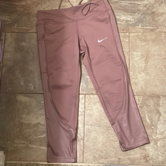 Sport cropped legging-Nike- like new condition - Picture 4 of 9